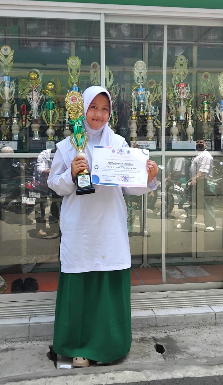 JUARA 1 KATEGORI TAHFIDZ JUZ 30 WANITA
